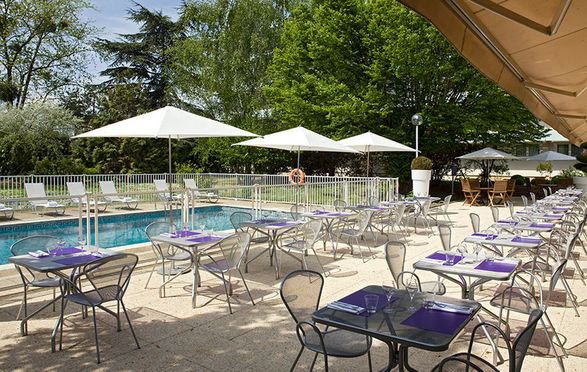 Terrasse au bord de la piscine