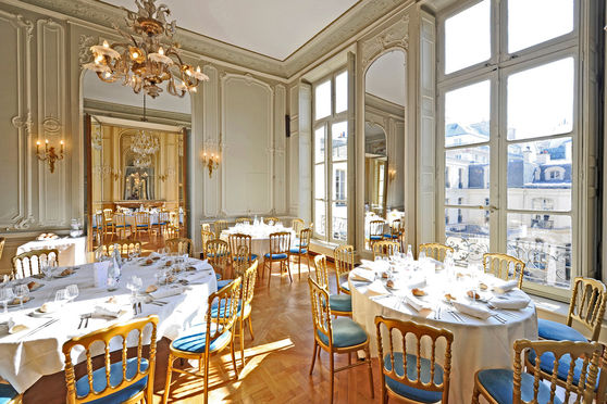 Salon Chapel