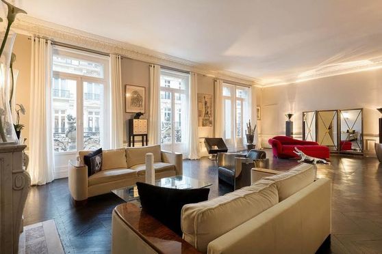 Salon de reception de 60m2 avec 4 mètres de hauteur sous plafond