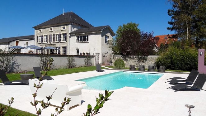Le Chapiteau au bord de la piscine