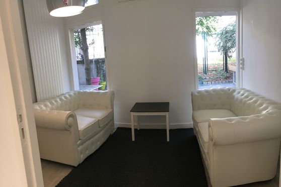 Espace RDC avec salon privé, micro salle de réunion, tisanerie et terrasse privative de 30m2