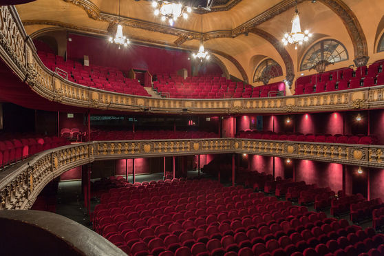 Théâtre - avec orchestre assis