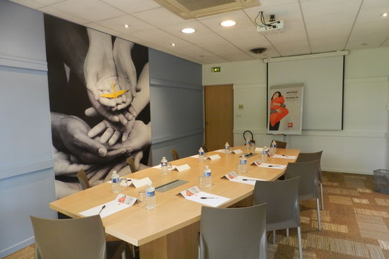 salle de seminaire équipée d'un videoprojecteur