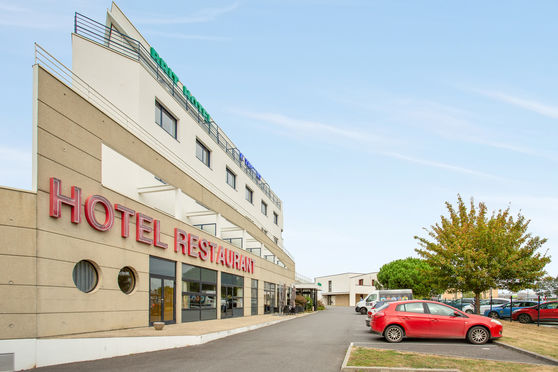 Parking extérieur et façade