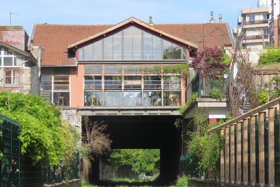 Façade de la REcyclerie, depuis les rails de la Petite Ceinture