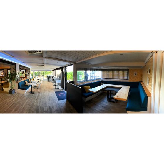 Salle restaurant - Table de groupe isolée