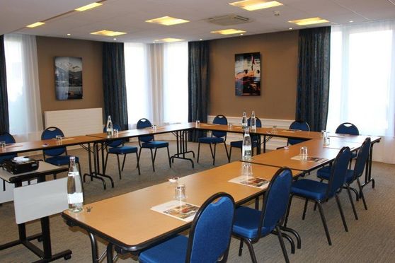 Salle de réunion en U