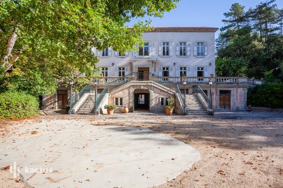 LE CHATEAU