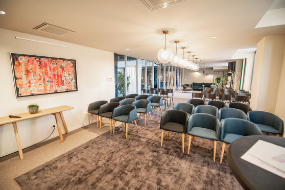 Le Salon configuré pour une conférence matinale