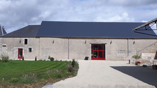 La cour vue sur la salle