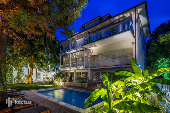 Vue exterieure piscine nuit