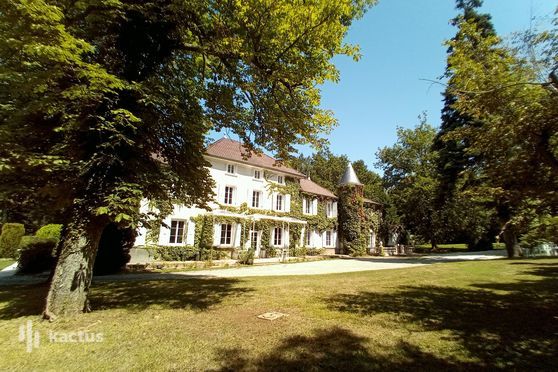 Façade du château des Ayes